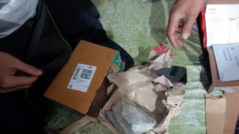 a shopper on Flipkart received a stone instead of the phone he ordered.