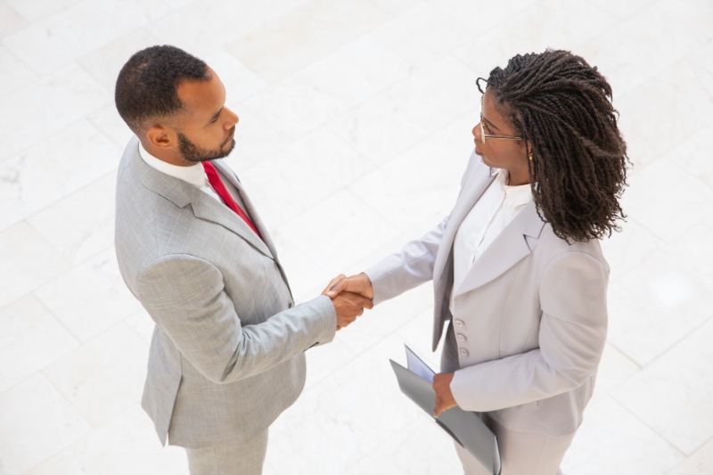 How to Choose Between In-person and Virtual Customer Onboarding: A Comparison