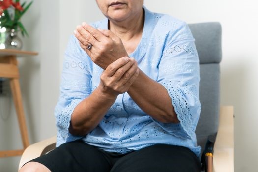 4 Ways Caregivers Can Help Seniors Manage Chronic Pain
