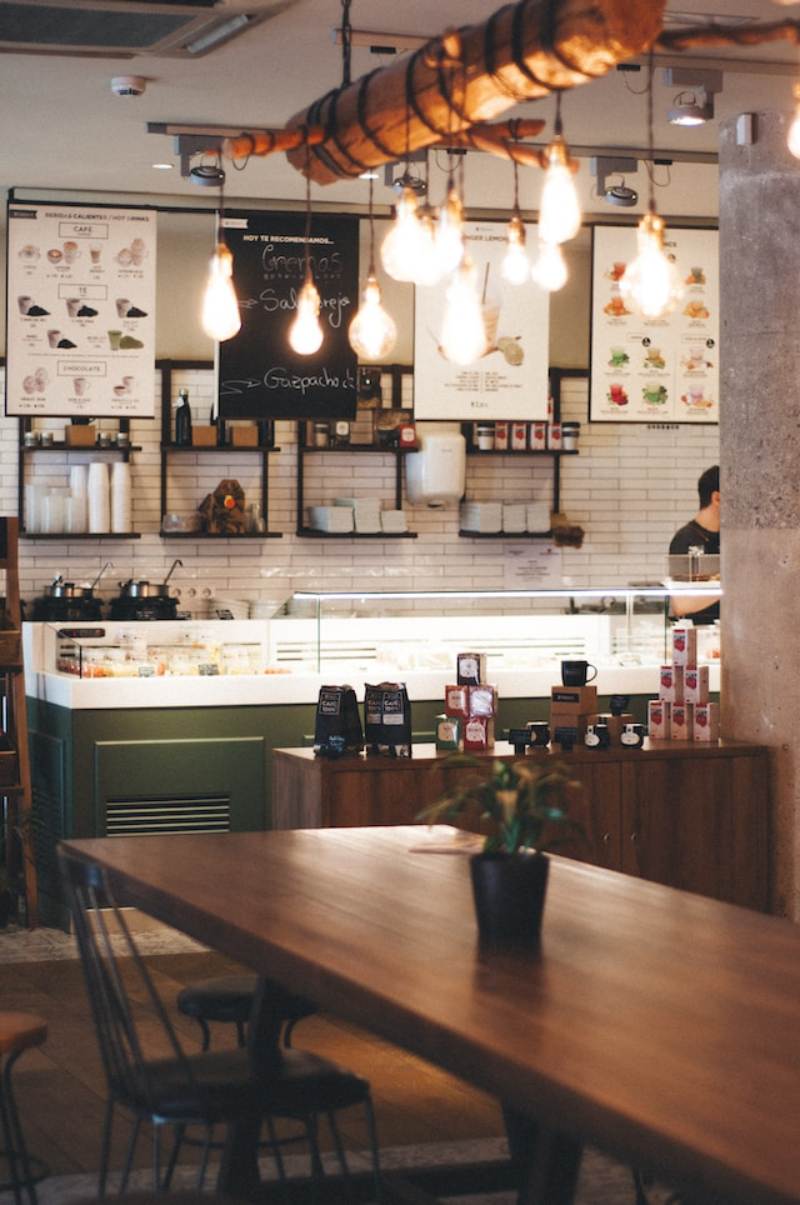 How can cafes effectively handle and utilize customer feedback?