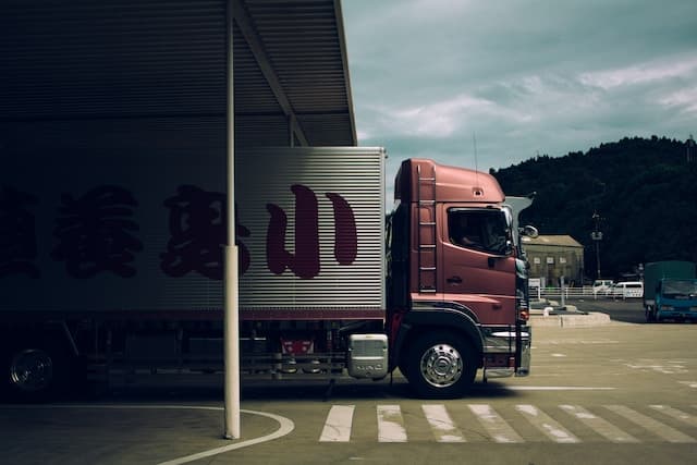 Leveraging customer notifications to enhance logistics operations and visibility.