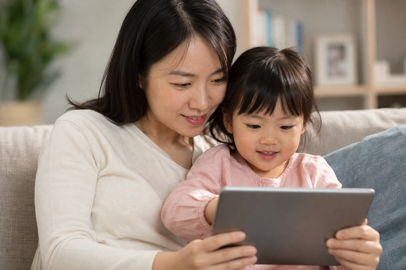 Parent-friendly safety checklist for kids using generative AI, covering safe platforms, prompt review, privacy, and critical evaluation of outputs