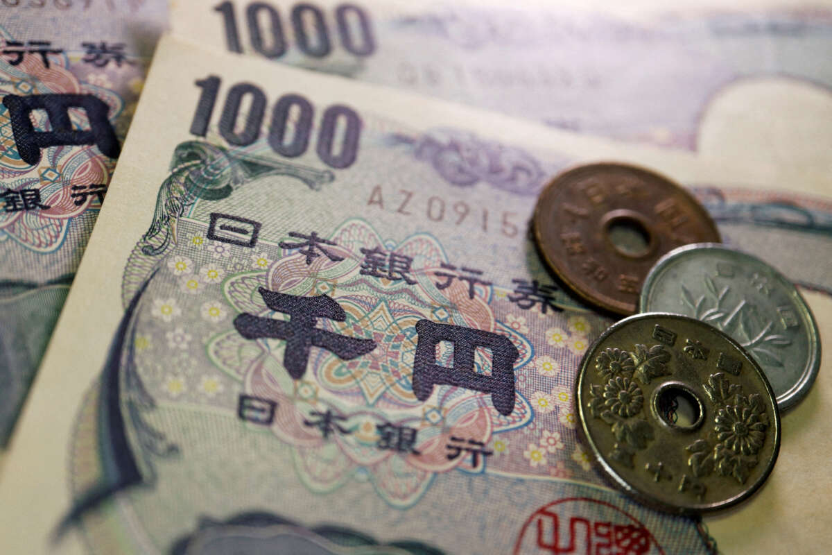 Yen stems losses after report of BOJ rate check, hints on intervention