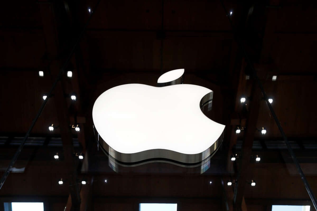 French environmentalists file complaint against Apple for wasteful practices