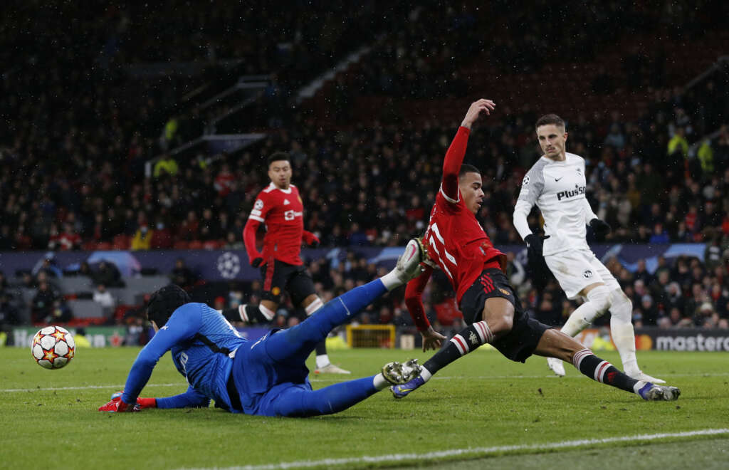 Soccer-Second-string Man United held by Young Boys