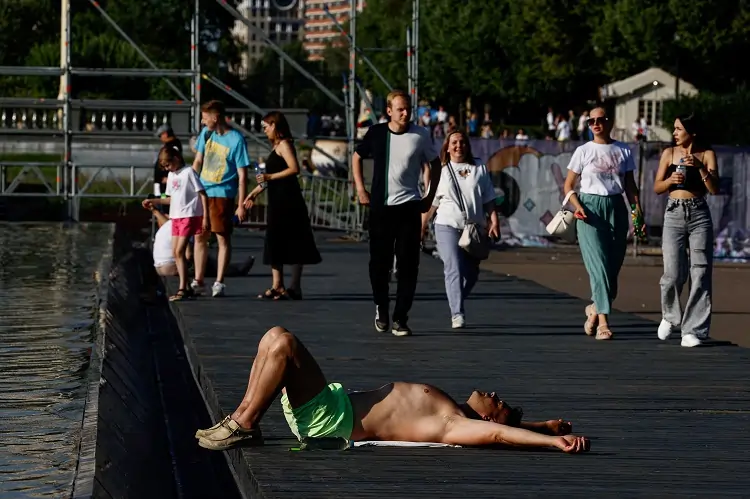 Russia swelters in heat wave, Moscow breaks 1917 record for early July