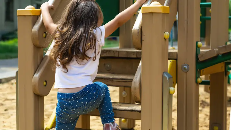 What are the advantages of implementing RTLS in Kindergarten