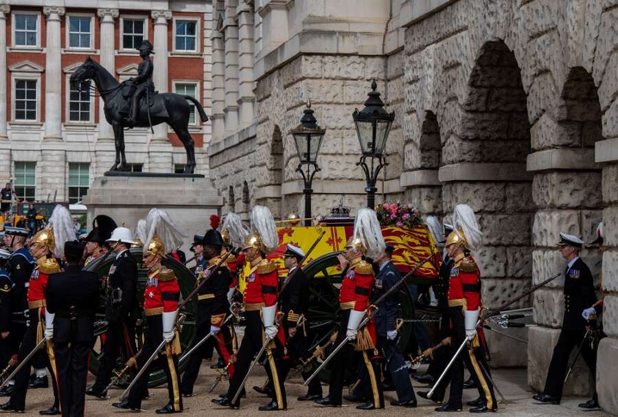 In Westminster Abbey, the deafening sound of silence to honour Queen Elizabeth