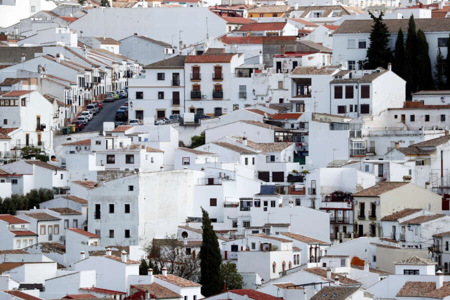 Spain expects to agree with banks mortgage relief measures by end of week