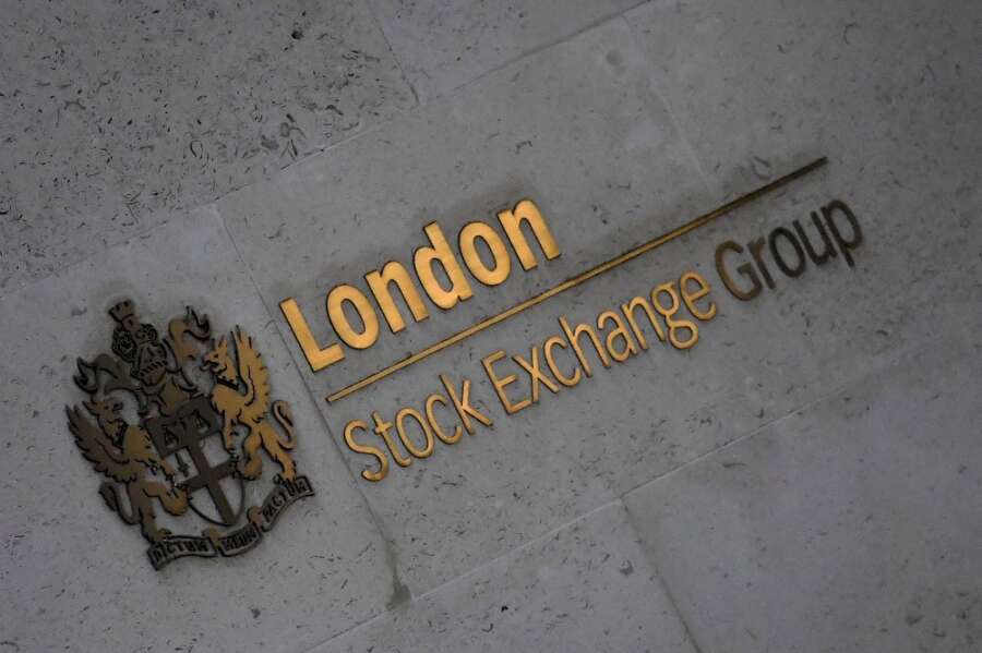 Banks, miners lead FTSE 100 lower