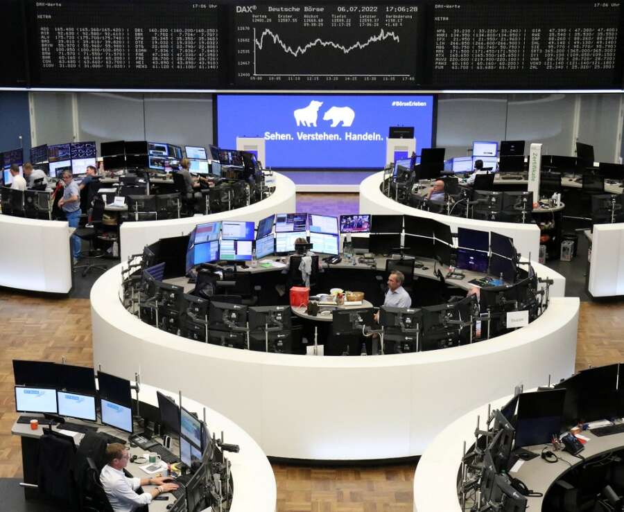 European shares rebound with focus on Italian politics, earnings