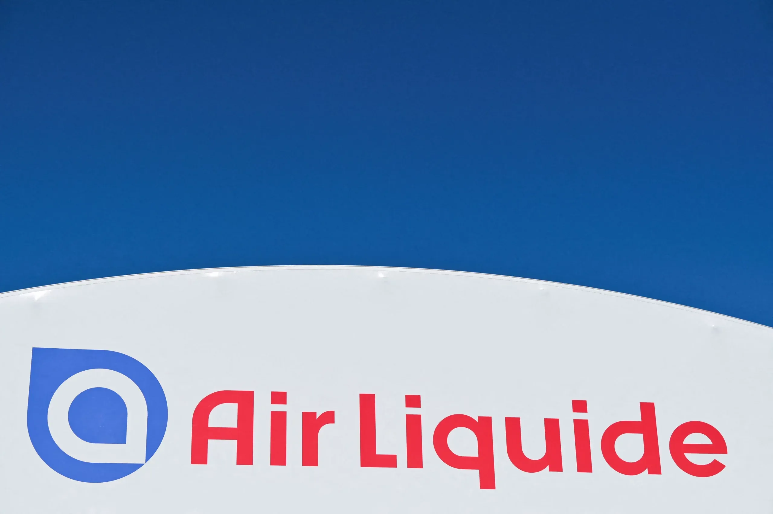 Air Liquide tops profit forecast, hikes 2025 margin target