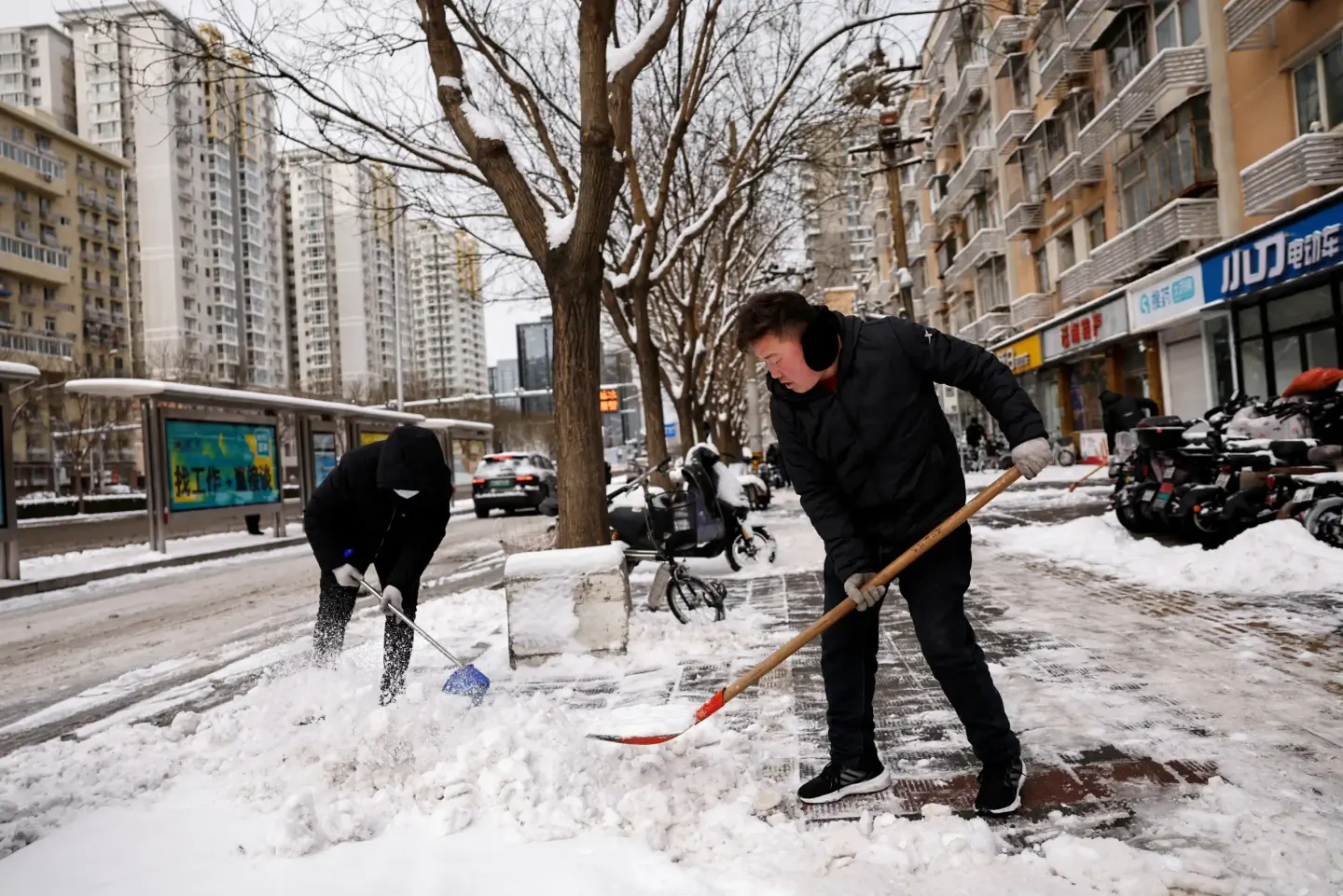 Beijing shuts highways after heavy snowfall