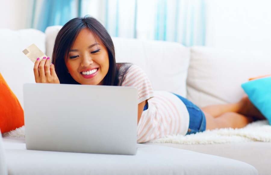 12 nifty ways to save cash when buying clothes online