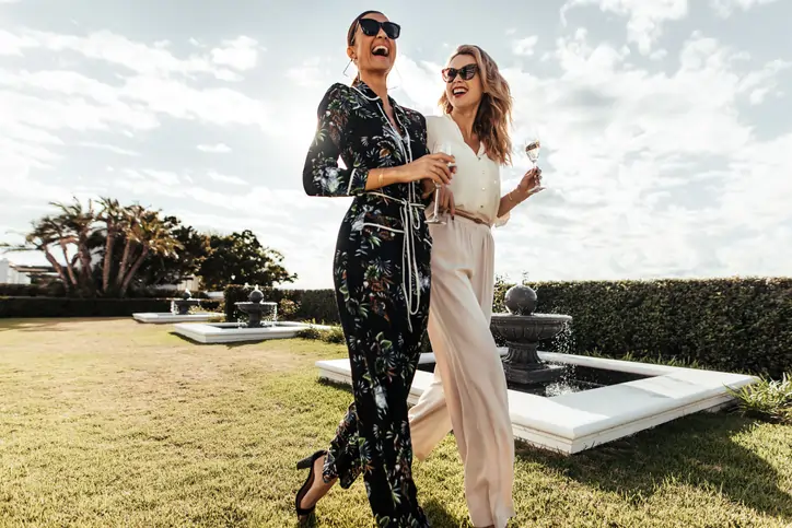 What makes a woman look wealthy?