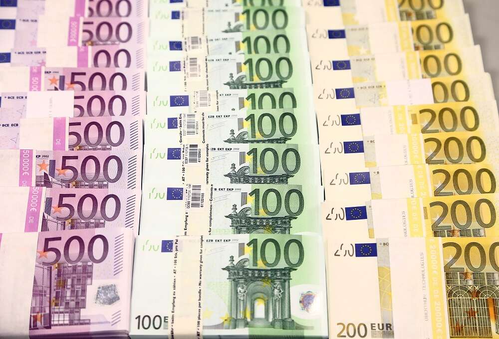 Euro slips back below parity, Norwegian krone falls on planned cbank FX purchases