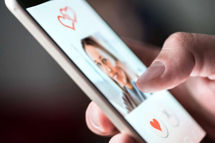 HOW YOUR CHOICE IN DATING APP PROFILE PICTURES CAN INCREASE YOUR CHANCE OF GETTING A MATCH, ACCORDING TO SCIENCE