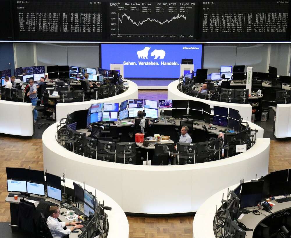 European shares rebound with focus on Italian politics, earnings
