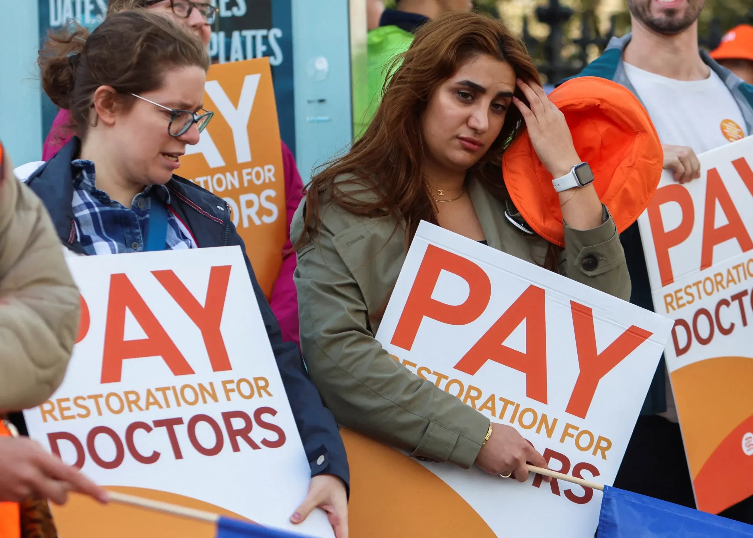 Senior doctors in England accept new pay offer and end strikes