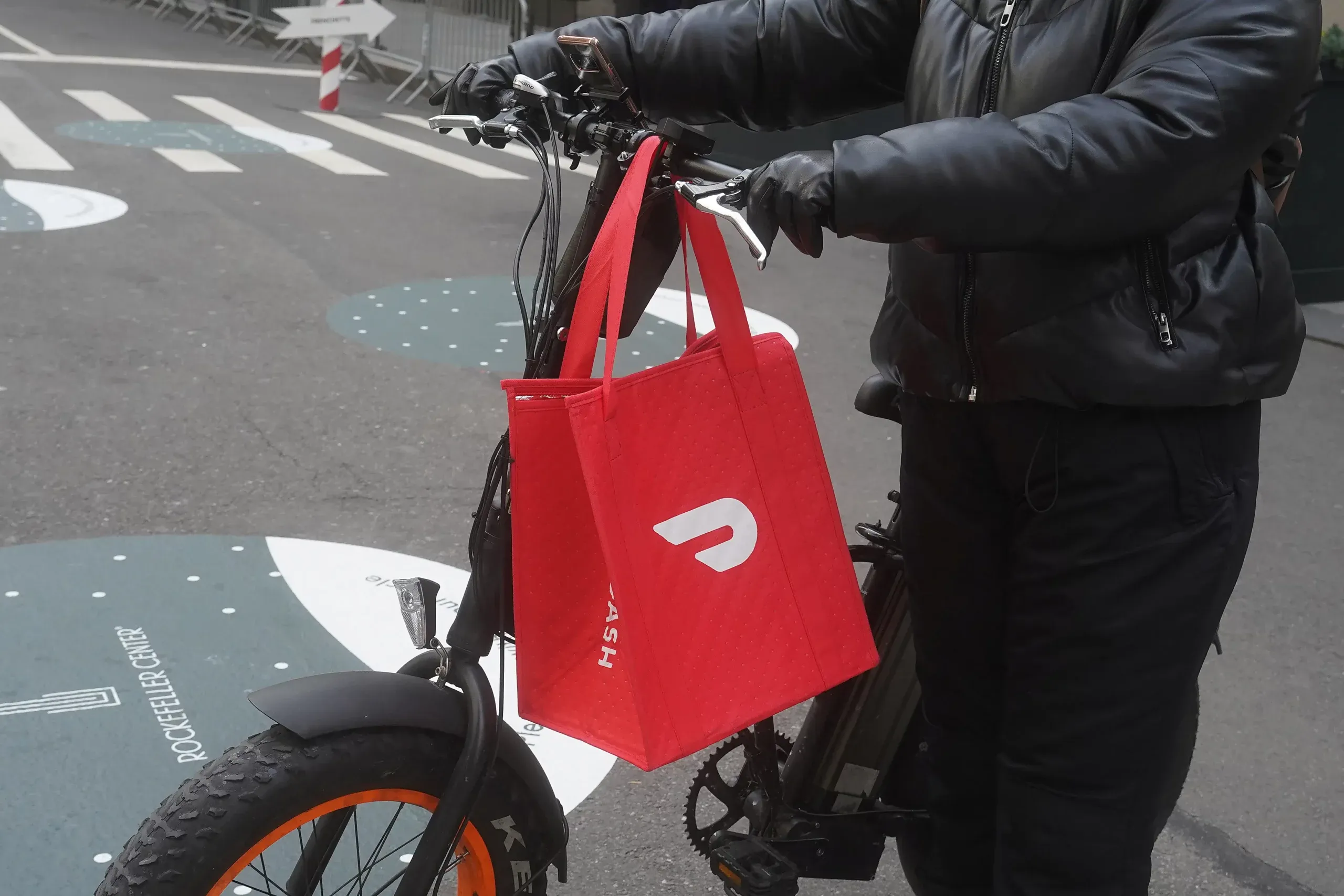 Exclusive-Doordash held talks with UK’s Deliveroo on takeover, sources say