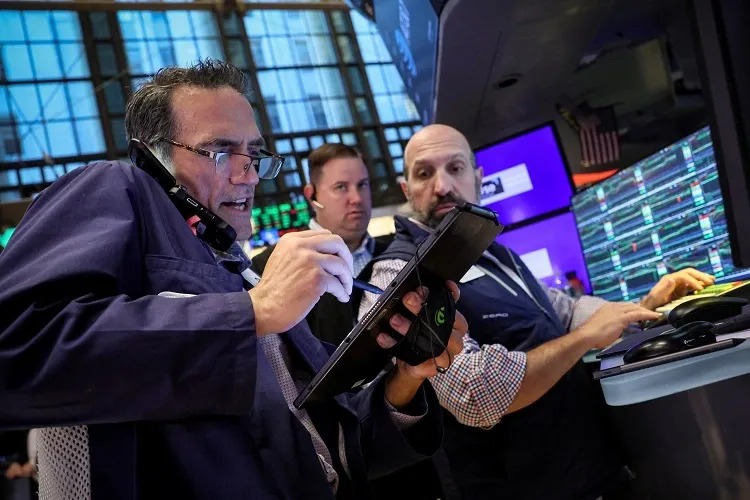 Stocks gain, Treasury yields jump as US retail data reassures
