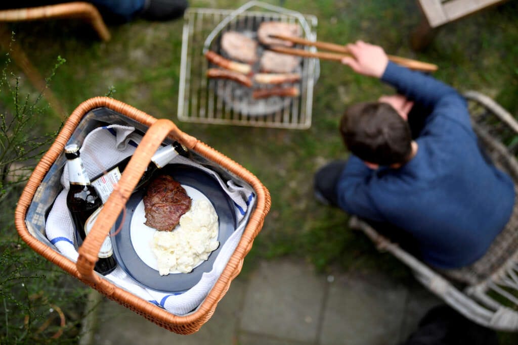 HelloFresh sees 2023 core profit of 460-540 million euros