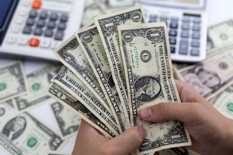 Dollar stronger as inflation worries dampen risk sentiment