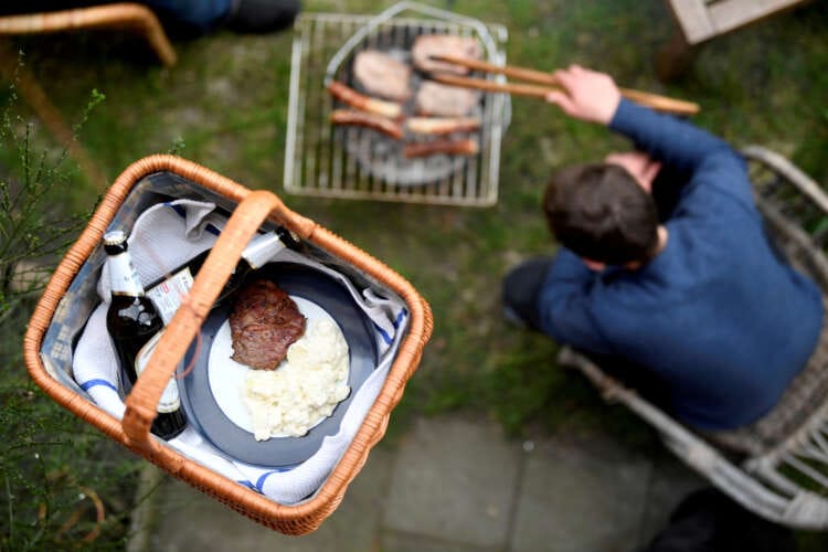 HelloFresh sees 2023 core profit of 460-540 million euros