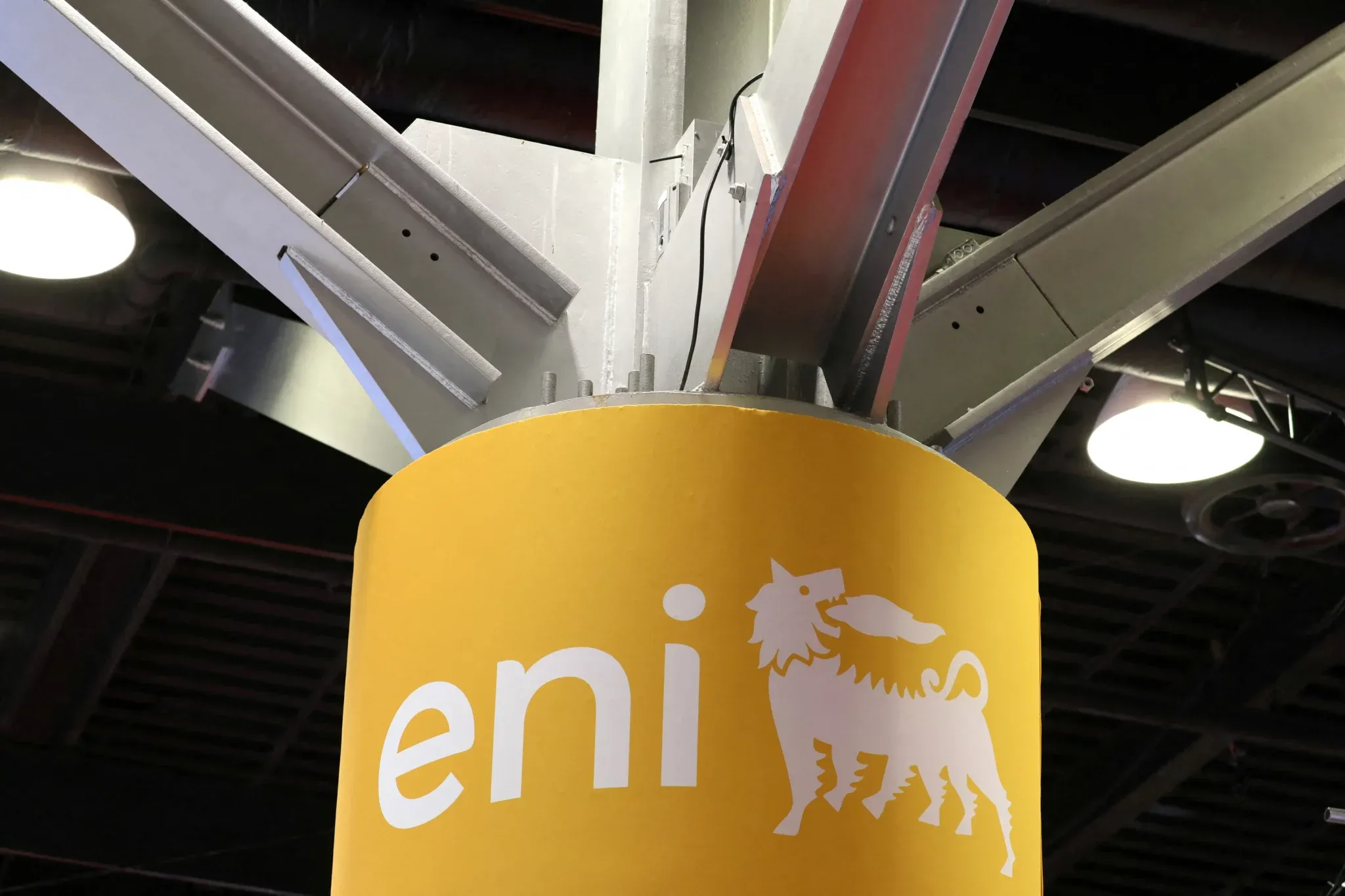 Italy cuts Eni stake, raises 1.4 billion euros