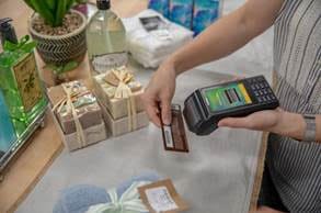 From retail shops to restaurants, police departments to airports, the V240m camera empowers a wide range of SMBs to accept a growing variety of payment types and images