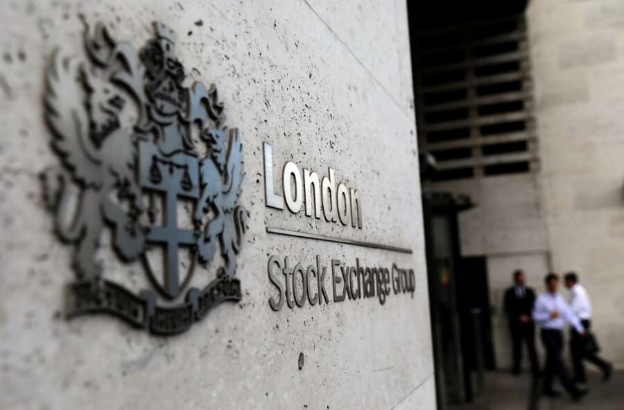 Strong earnings, dividend bonanza push FTSE 100 higher