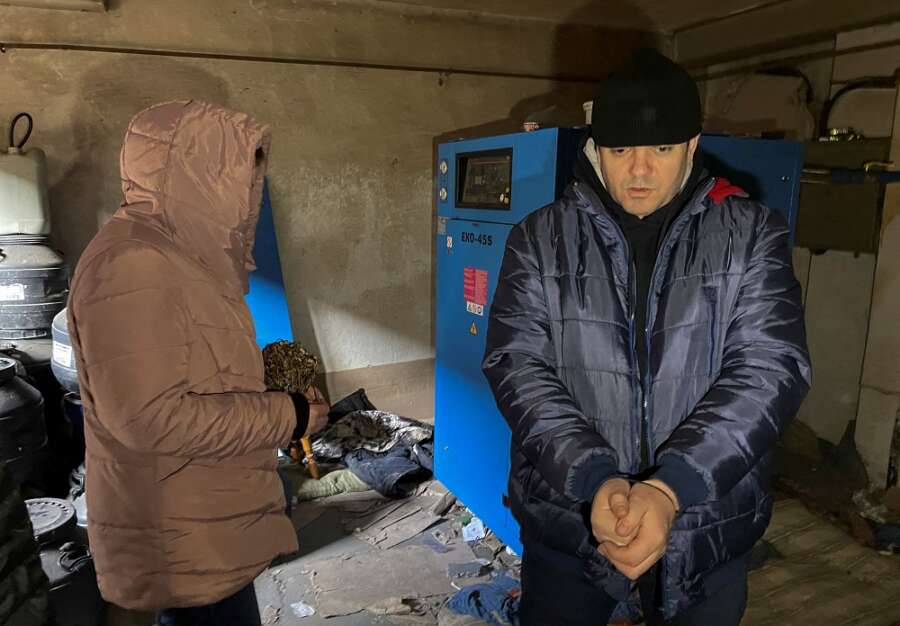 Ukrainian volunteers recount three weeks in Russian captivity, allege beatings