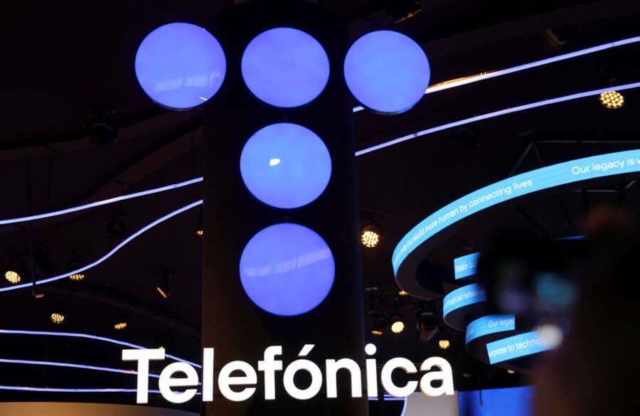 Telefonica sells controlling stake in Peruvian fibre optic network to KKR