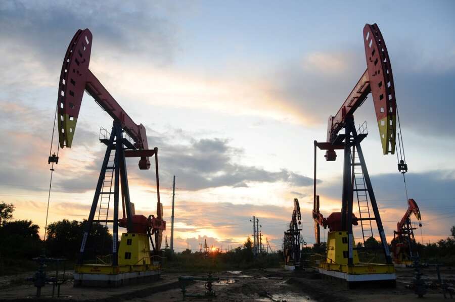 Oil mixed as Venezuela sanctions ease, Middle East in focus