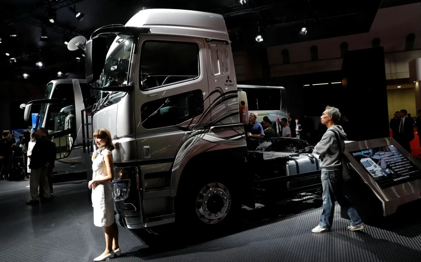 Daimler Truck Q1 sales drop 13% as markets normalize