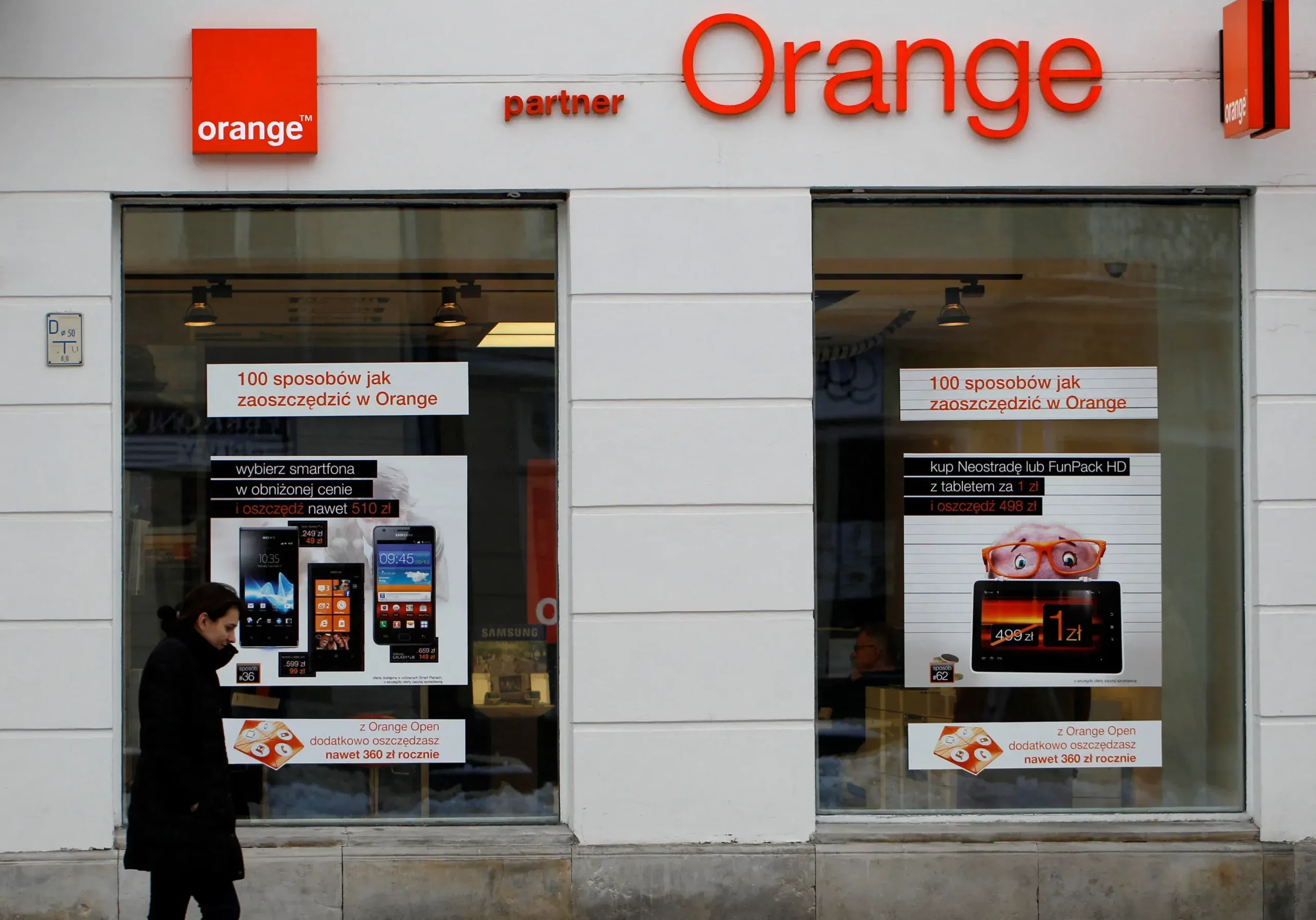 Telecoms firm Orange slips on drop in French broadband customers