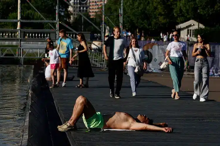 Russia swelters in heat wave, Moscow breaks 1917 record for early July