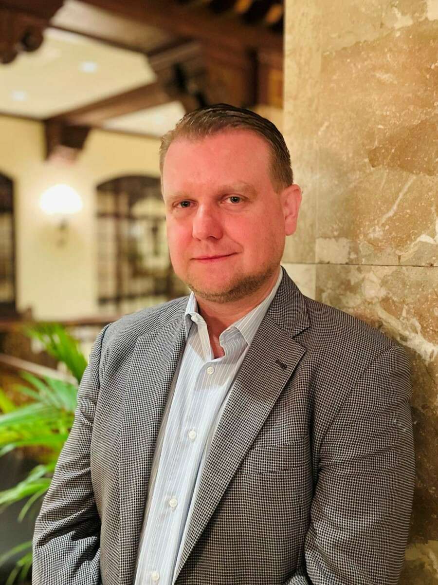 Insights from Roman Sledziejowski on Effective Management and Team Building