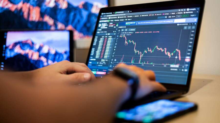 What are the methods or techniques for trading leading to success in the forex market?