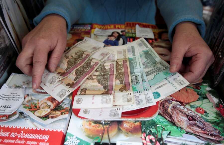 Euro weakens, rouble slumps as sanctions piled on Russia