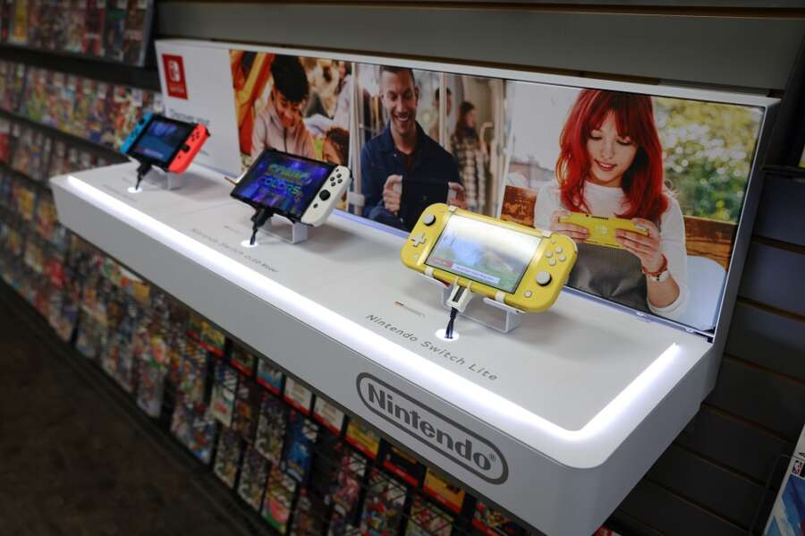 Nintendo announces 10-1 stock split; sees Switch sales falling 9%