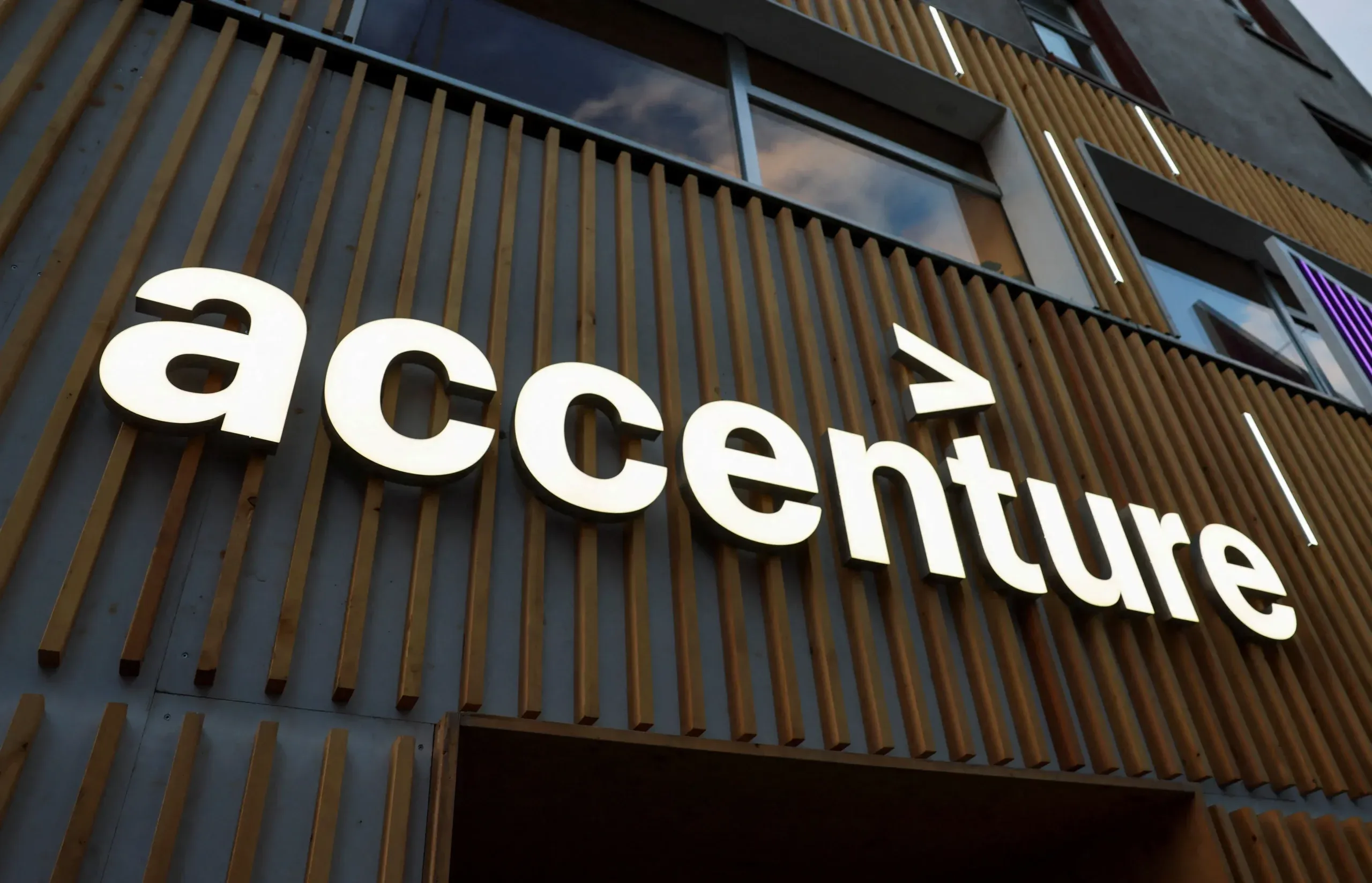 Accenture forecasts 2024 revenue growth above estimates on AI demand