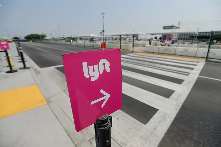 Lyft projects strong fourth-quarter bookings on robust commuter demand, shares jump