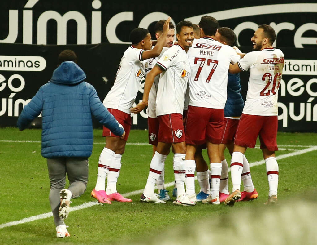 Soccer-Late goal gives Fluminense 1-0 derby win over Flamengo