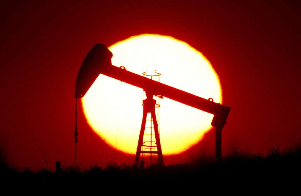 Oil prices hover around 2014 highs, supported by supply concerns