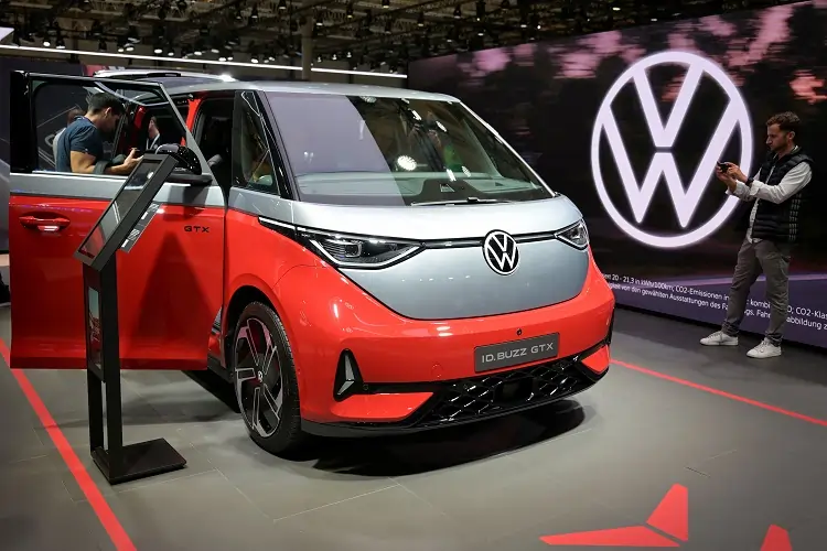 Analysis-Investors shun European car stocks despite rock bottom valuations