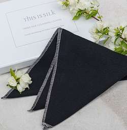 All the benefits of cleansing with silk, without the make-up stains