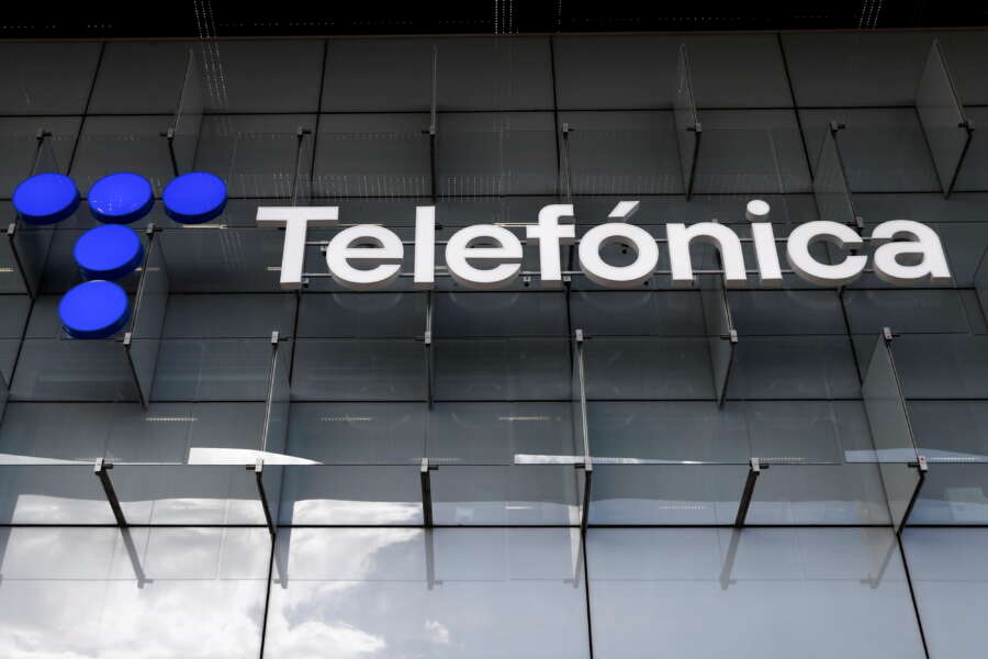 Telefonica hires Goldman Sachs to sell UK mobile masts stake, El Confidencial says