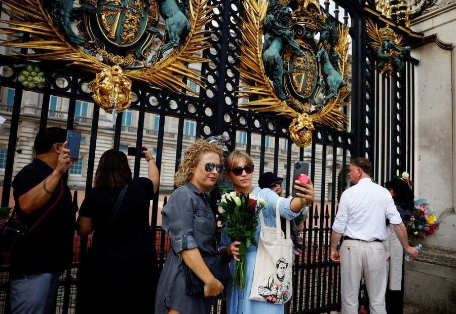 With selfies and salutes, Britain’s generations mark queen’s passing