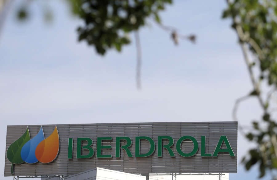 Iberdrola hires Barclays to sell stake in Spanish renewable portfolio, Expansion says